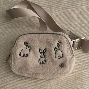 Lululemon belt bag 2L rabbit white opal fleece